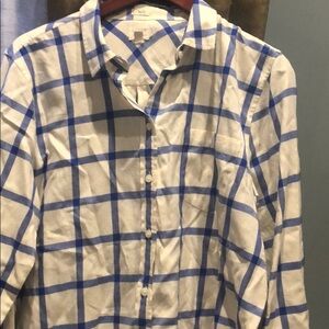 J crew boy fit button down cotton shirt 💙🤍